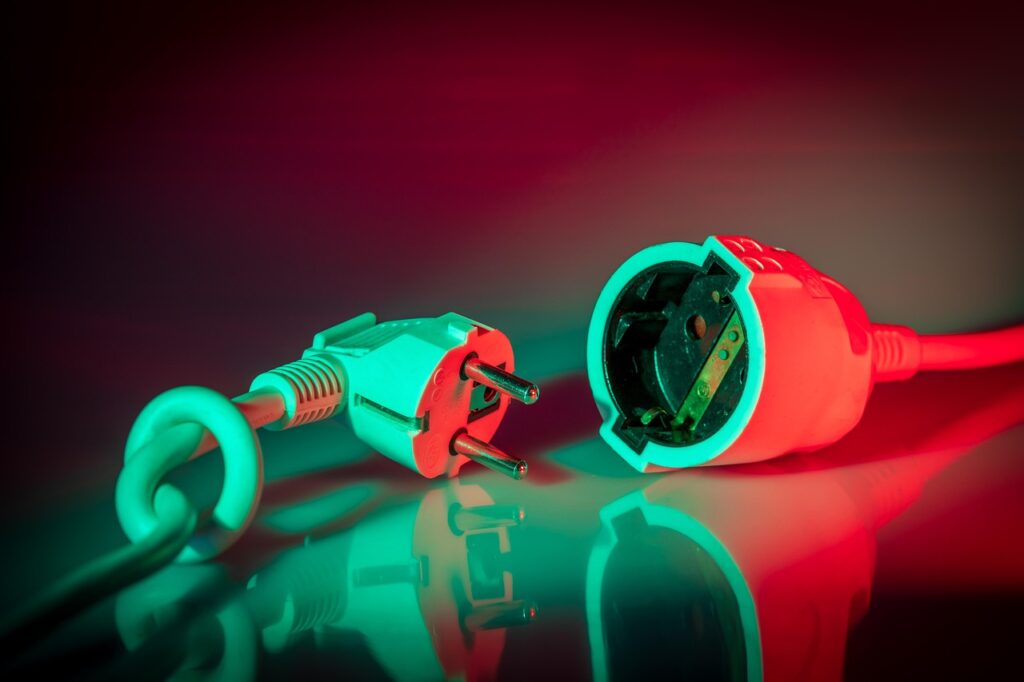 Een uit een verlengsnoer getrokken stekker. 

In het snoer van de stekker zit een knoop. 

Om mensen er aan te herinneren dat er fraudeurs actief zijn in de thuisbatterijmarkt.