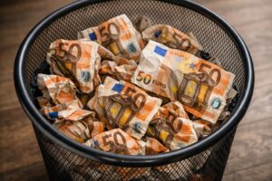 Een prullenbak emt daarin verfrommelde briefjes van 50 Euro.