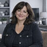 Karin in haar woonkamer