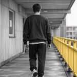 Milan op zijn galerij. We zien hem van acheteren gefotografeerd.