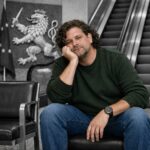 Een Slachtoffer wacht in het Tweede Kamergeboeuw op politieke besluitvorming. Hij zit er al een tijdje.