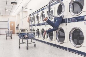 Een wasserette waarin een "witwasser" via de wasmachines verdwijnt