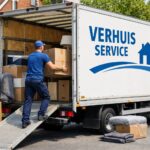 We zien een verhuizer een verhuiswagen laden.