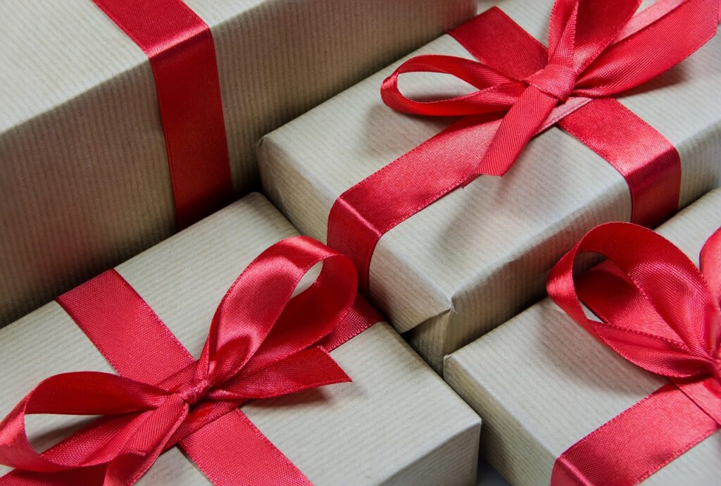 Mooi verpakte en feestelijke cadeaus. Met strik.