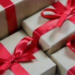 Mooi verpakte en feestelijke cadeaus. Met strik.