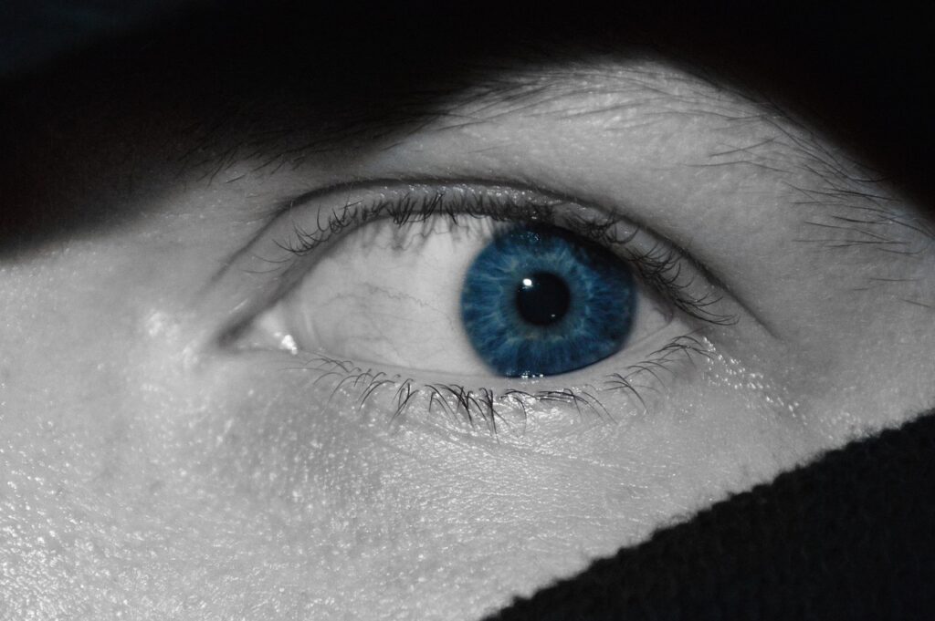 We zien een oog. Het oog kijkt bang.