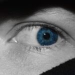 We zien een oog. Het oog kijkt bang.