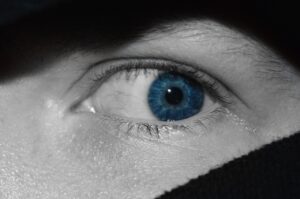 We zien een oog. Het oog kijkt bang.